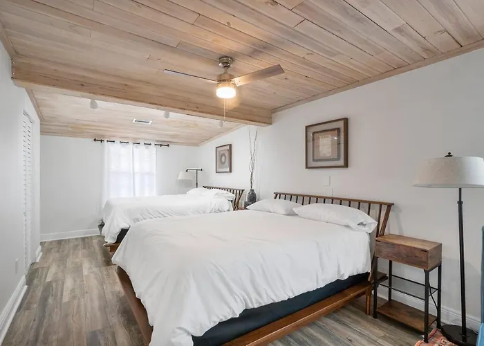 Chic Coastal - Heated Pool Per Request, Near Pga & Everything!